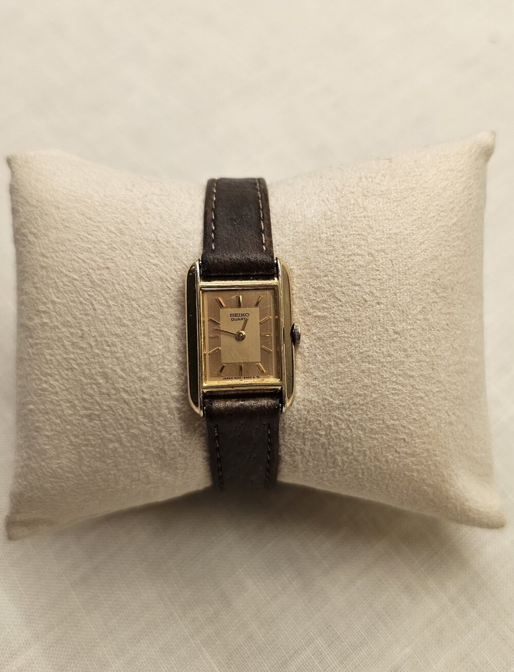 Vintage 1981 Seiko "Tiny Tank" Linen Dial Retro Minimalist Watch — New Battery! - Picture 2 of 11